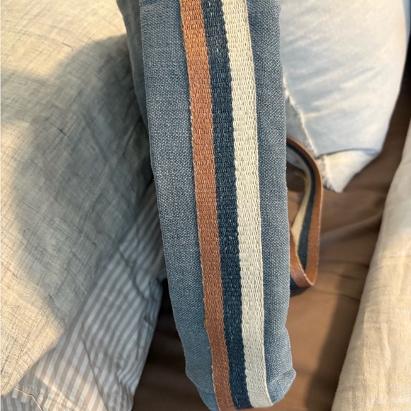 NEW!! Sarah Baeumler Denim-Look Crossbody from the Quinn Collection - 100% Linen - Picture 9 of 12